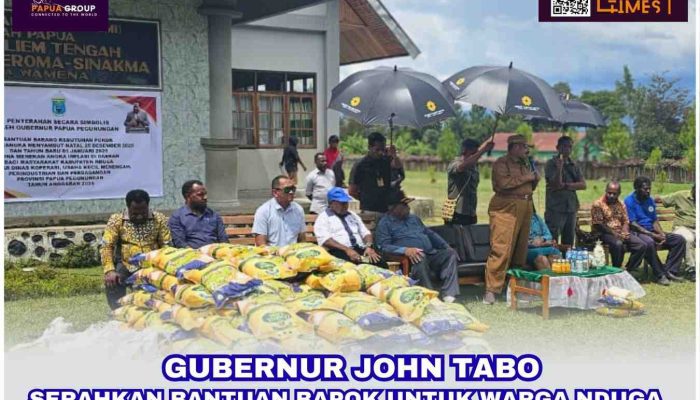 Gubernur John Tabo Serahkan Bapok untuk Warga Nduga