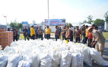 Gubernur Tabo Lepas Bantuan Makanan untuk Korban Kekeringan Ekstrim dan Hujan Es di Lanny Jaya dan Nduga